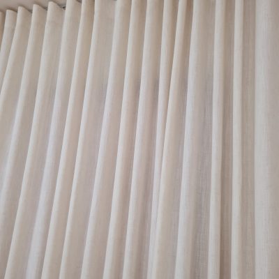 Cortinas de tecidos são clássicas e deixam o ambiente aconchegante