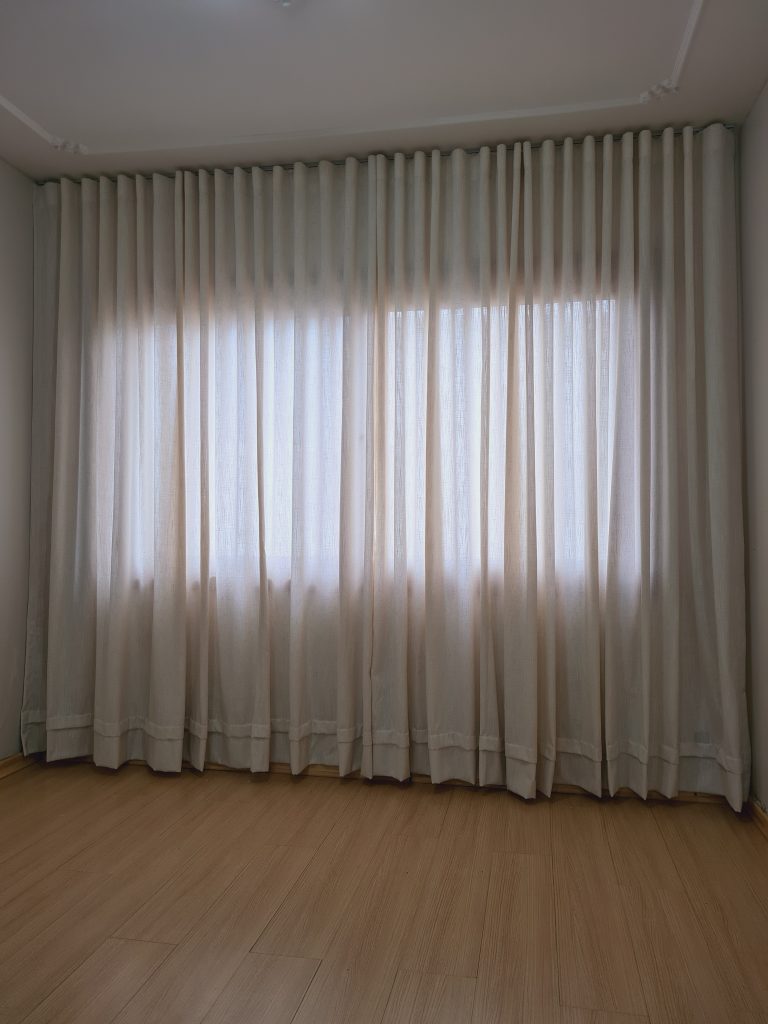 Qual é a altura ideal para a barra da sua cortina de tecido?